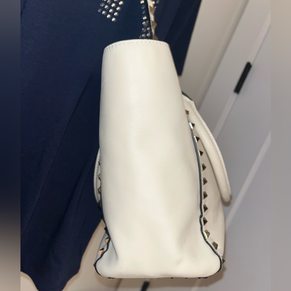 Valentino Garavani Ivory Leather Rockstud Trapeze Tote - Picture 3 of 14